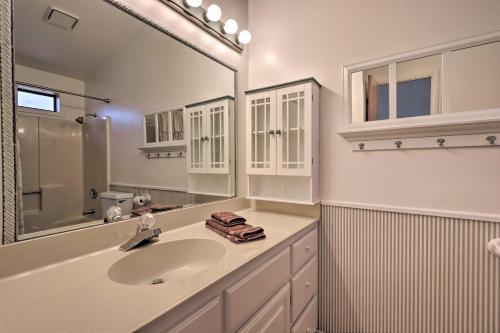 House W / 2 Decks & Patio Less Than 2 Mi To Downtown! - thumb 1