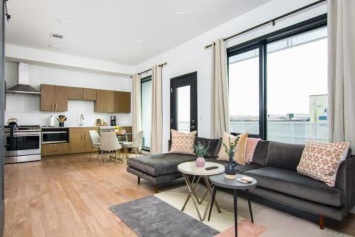 Illume Sophisticated New Community Pool & Gym Condo - thumb 0