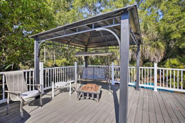 Coastal Bokeelia Oasis Pool Deck & Fire Pit - thumb 6