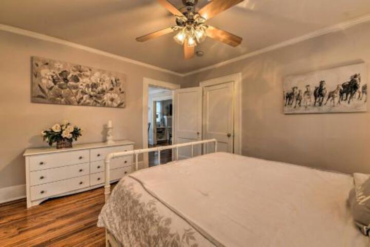 Charming Pet Friendly Abode Less Than 2Mi To Spectrum Arena - thumb 5