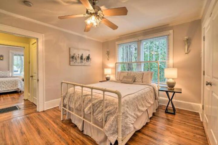 Charming Pet Friendly Abode Less Than 2Mi To Spectrum Arena - thumb 3