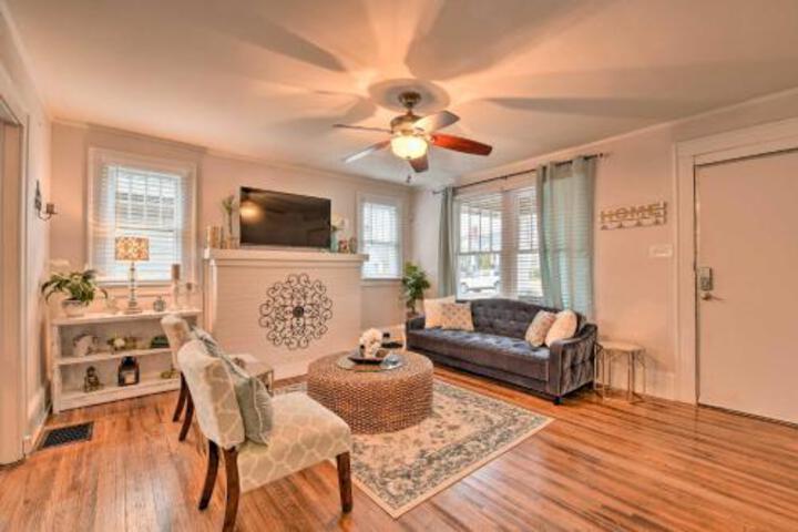 Charming Pet Friendly Abode Less Than 2Mi To Spectrum Arena - thumb 2