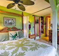 Intimate Garden Bungalow Mins to Two Step Beach - USA Accommodation