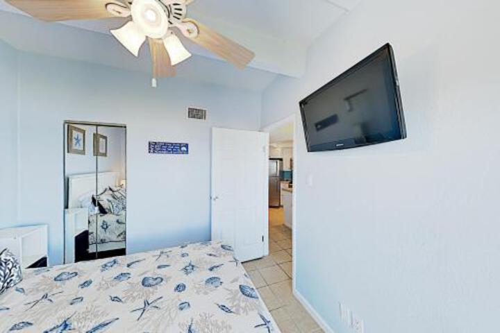 Sparkling Gulf Front Retreat W / Pool & Hot Tub Condo - thumb 0