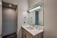 NEW Chic Apt 5 Mi from Wineries 14 Mi to Seattle