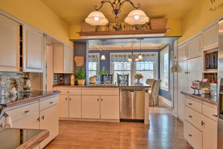 Vibrant Home With Deck 2 Mi To Oaklawn Casino - thumb 2