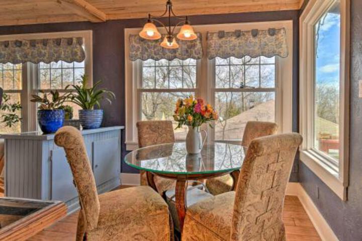 Vibrant Home With Deck 2 Mi To Oaklawn Casino - thumb 6