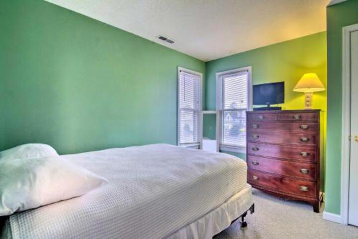 Spacious Home Walk To Beach Shops & Dining! - thumb 5