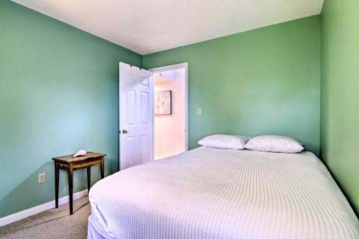 Spacious Home Walk To Beach Shops & Dining! - thumb 6