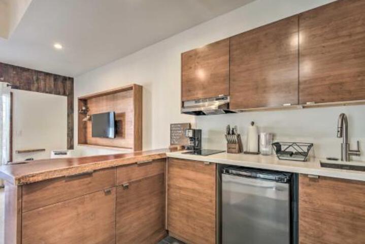 Contemporary Culver City Studio With Furnished Patio! - thumb 2