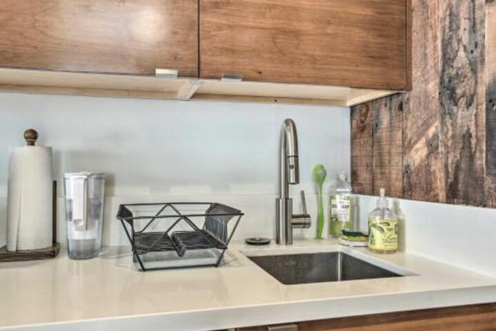 Contemporary Culver City Studio With Furnished Patio! - thumb 3