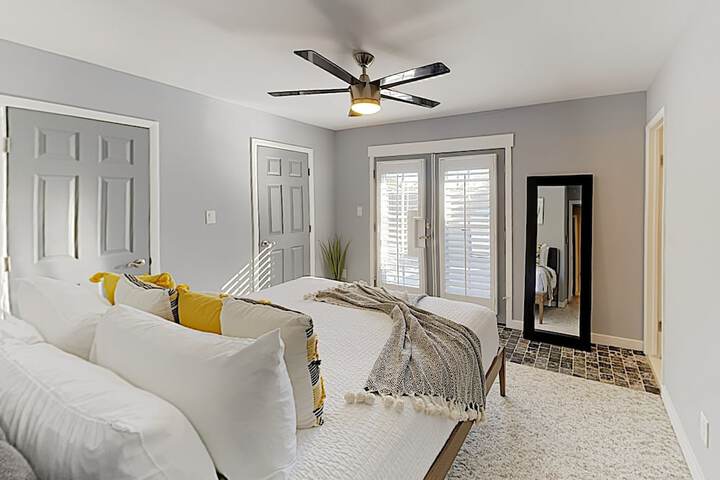 New Listing! Chic Haven W / Private Pool Game Room 4 Bedroom Home - thumb 6