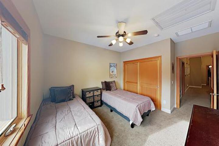 New Listing! Huge All Season Retreat W / Hot Tub Townhouse - thumb 4