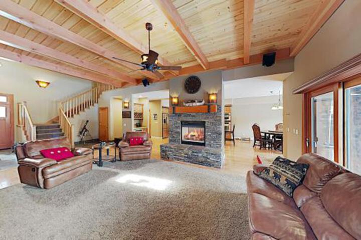 New Listing! Huge All Season Retreat W / Hot Tub Townhouse - thumb 3