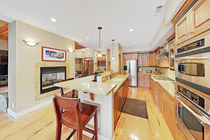 New Listing! Huge All Season Retreat W / Hot Tub Townhouse - thumb 0