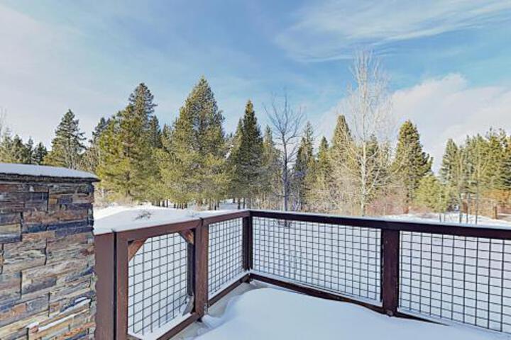 New Listing! Huge All Season Retreat W / Hot Tub Townhouse - thumb 1