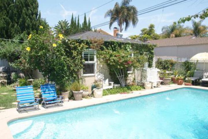 Charming Culver City Cottage With Shared Pool & Garden - thumb 7