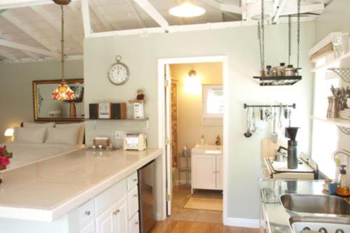 Charming Culver City Cottage With Shared Pool & Garden - thumb 4