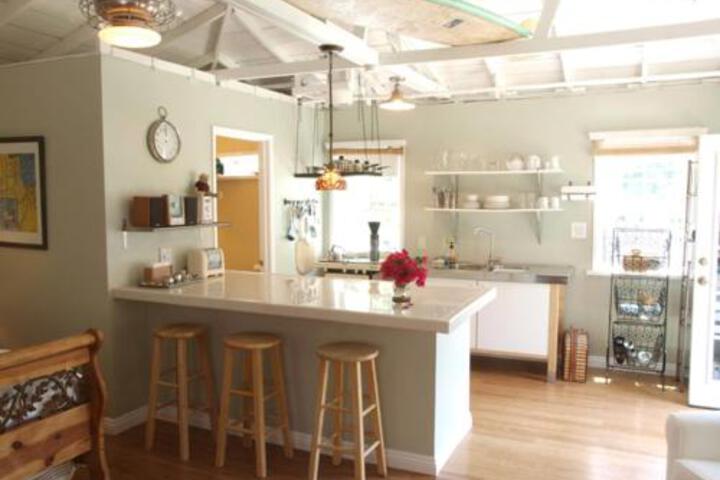 Charming Culver City Cottage With Shared Pool & Garden - thumb 3