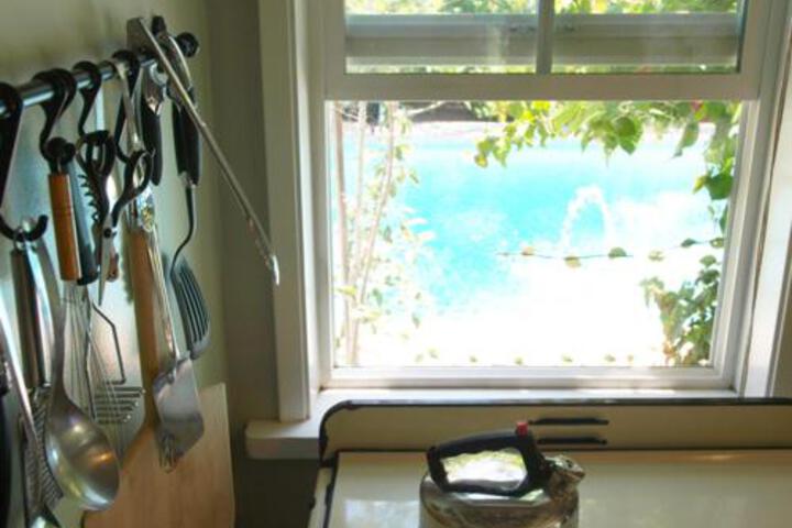 Charming Culver City Cottage With Shared Pool & Garden - thumb 2