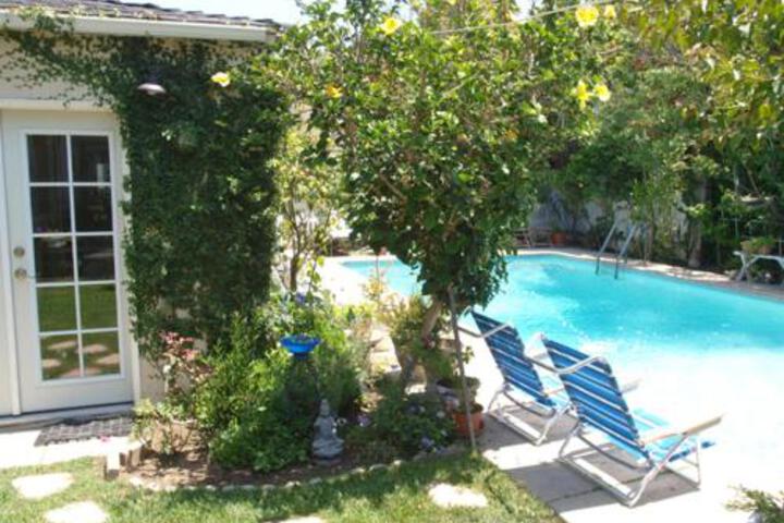 Charming Culver City Cottage With Shared Pool & Garden - thumb 0