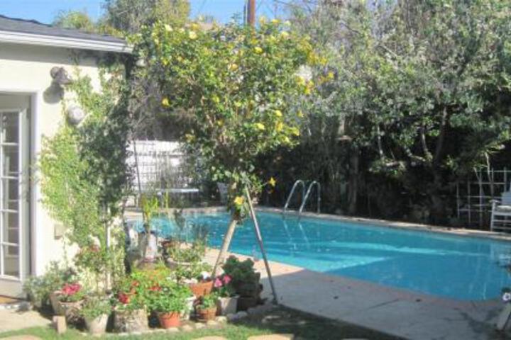Charming Culver City Cottage With Shared Pool & Garden - thumb 6