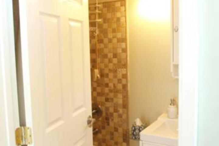 Charming Culver City Cottage With Shared Pool & Garden - thumb 5