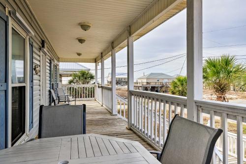 Blue Bungalow W / Porch Walk To Beach & Bay! - thumb 3