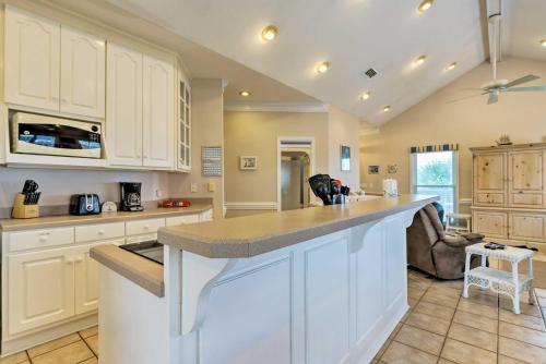 Blue Bungalow W / Porch Walk To Beach & Bay! - thumb 1