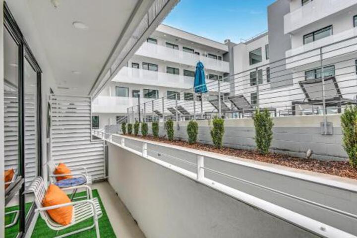 Lllume Ultramodern Community Bonus Room Condo - thumb 4