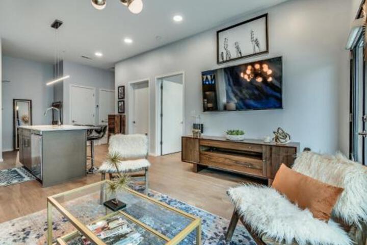 Lllume Ultramodern Community Bonus Room Condo - thumb 0