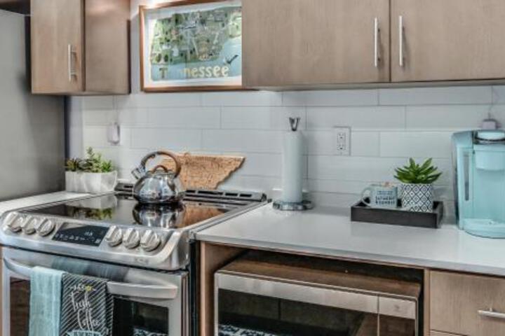 Lllume Ultramodern Community Bonus Room Condo - thumb 1