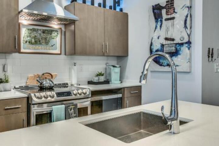 Lllume Ultramodern Community Bonus Room Condo - thumb 2