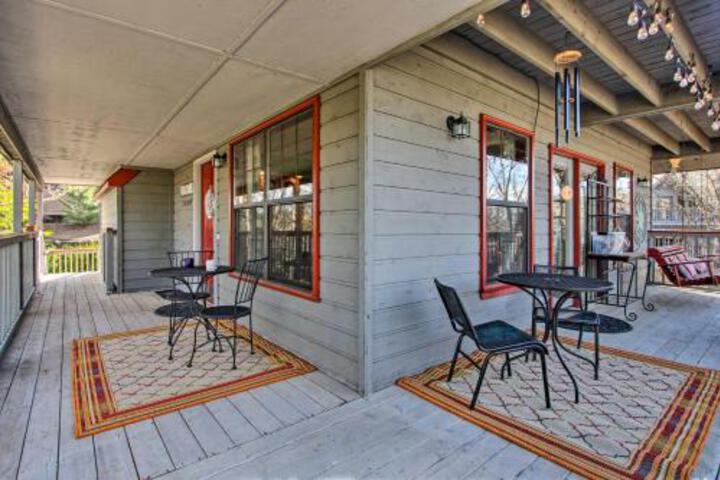 Smoky Mtn Hideaway: Cabin W / Deck + Hot Tub - thumb 4