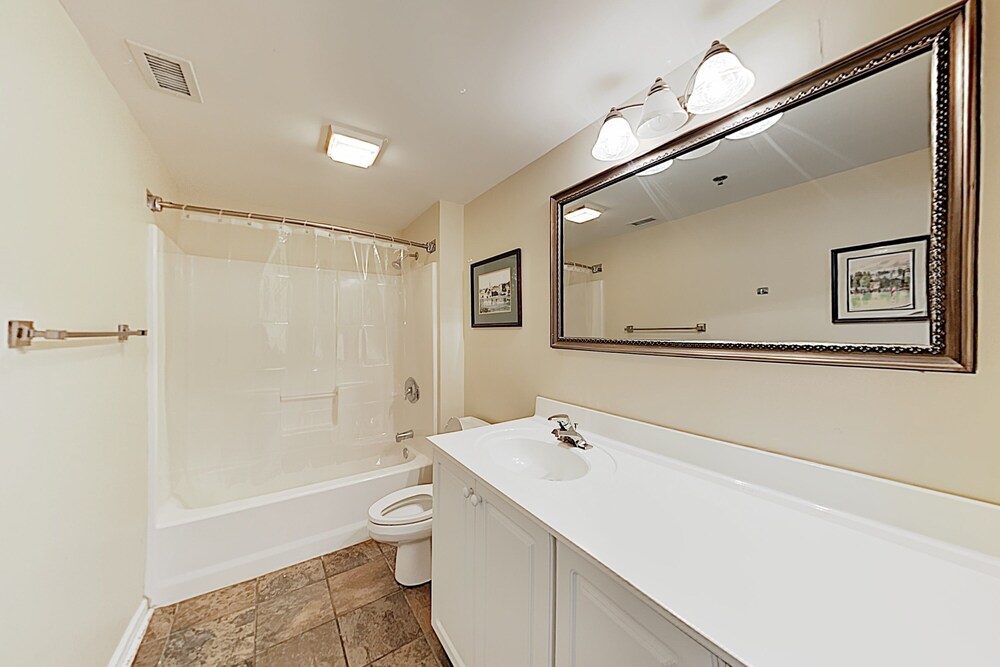 New Listing! 9th Floor River View W / Balcony 1 Bedroom Condo - thumb 6