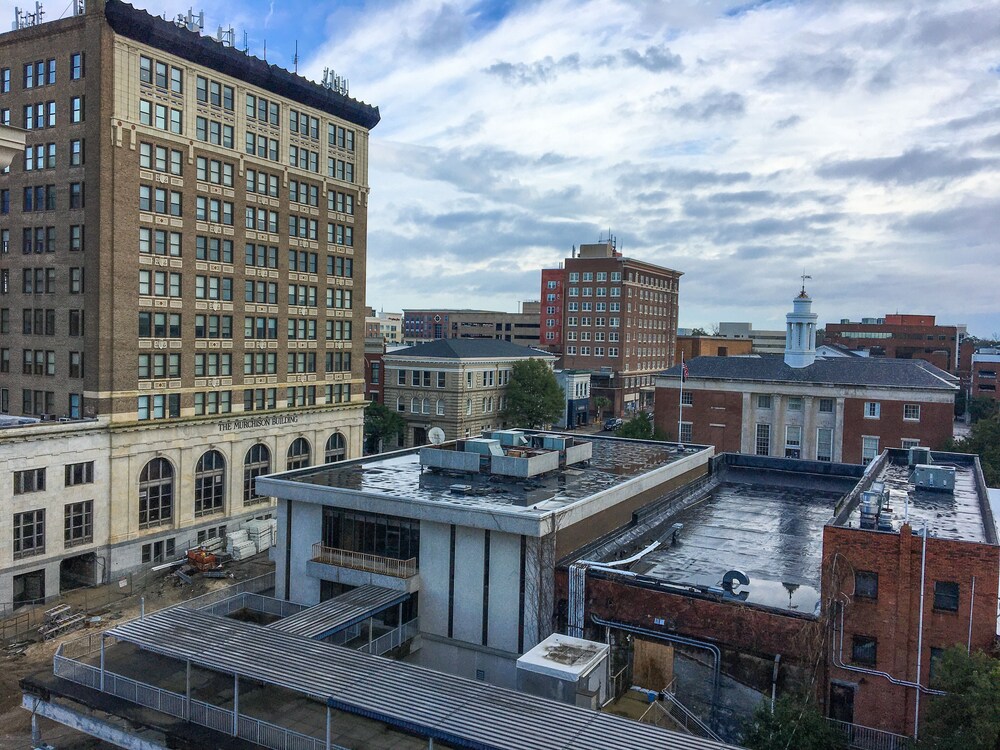 New Listing! 9th Floor River View W / Balcony 1 Bedroom Condo - thumb 2