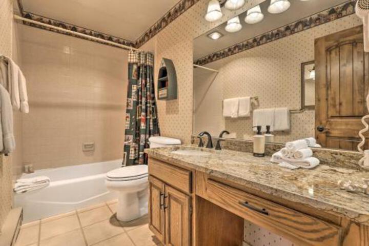 Year Round Mountain Getaway With Hot Tub Golf Access - thumb 1