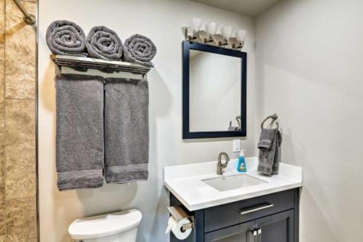 Serene Anchorage Getaway W / Mountain Views! - thumb 2