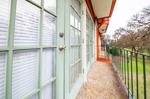 WanderJaunt Tarlton 1BR West Campus - thumb 3