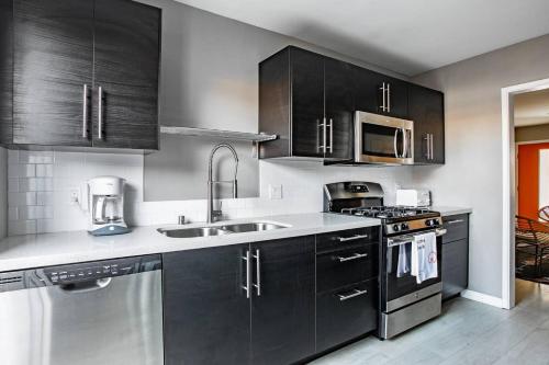 WanderJaunt Bernard 2BR University Heights - thumb 4