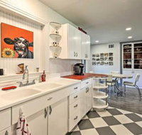 Remodeled Retro Home Near Blanco Town Square! - China Accommodation