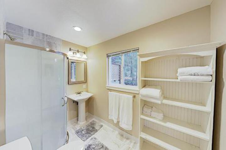 New Listing! Year Round Retreat W / Game Room Home - thumb 0