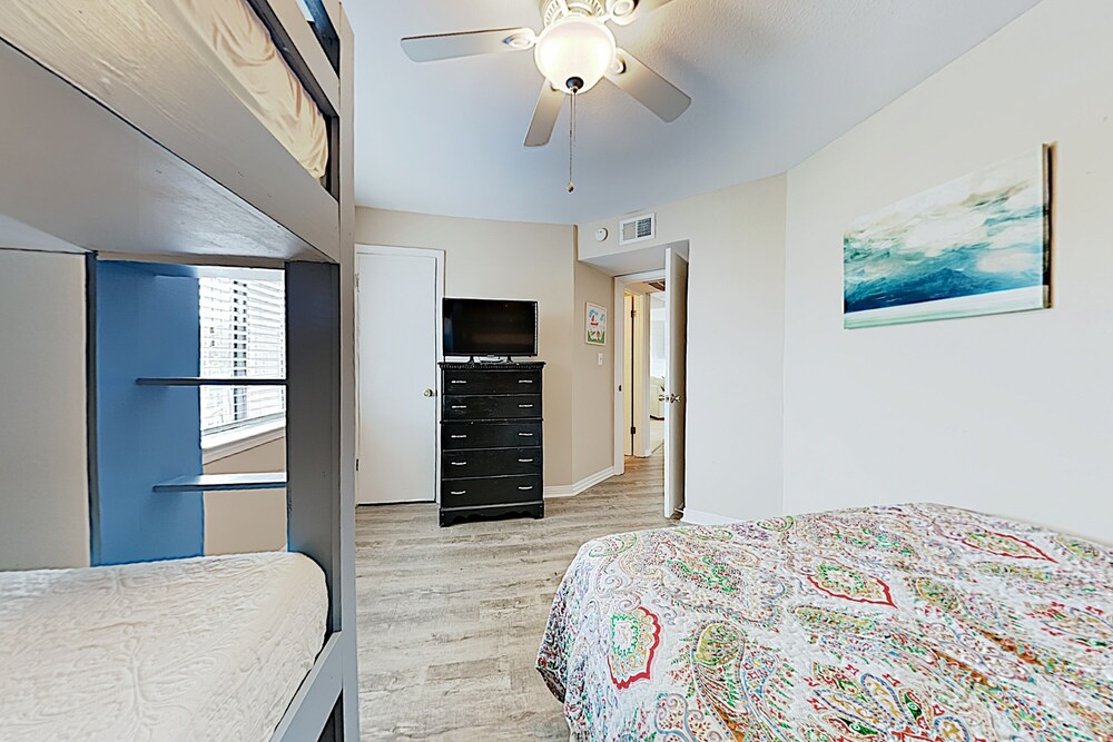 New Listing! Gulf View : Heated Pool Hot Tub 2 Bedroom Condo - thumb 6