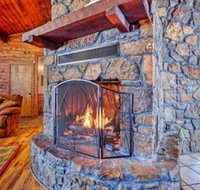 Peaceful Hidden Oaks Real Log Home Walk to Lake - USA Accommodation