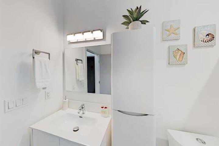 New Listing! Beautifully Renovated Home W / Pool Home - thumb 3