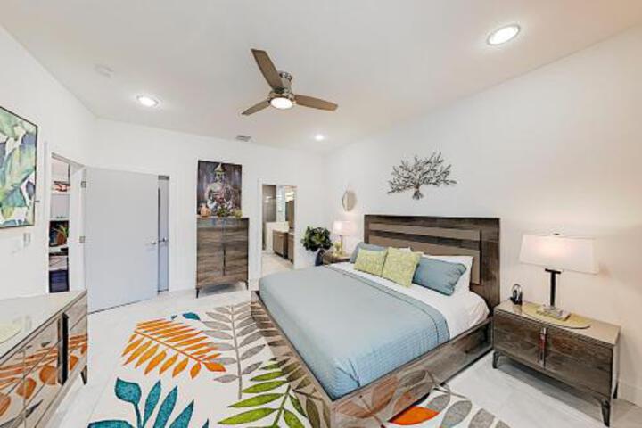 New Listing! Beautifully Renovated Home W / Pool Home - thumb 2