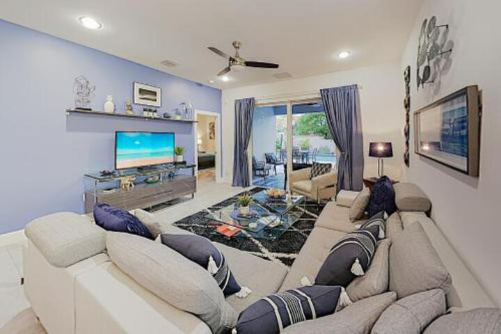 New Listing! Beautifully Renovated Home W / Pool Home - thumb 1