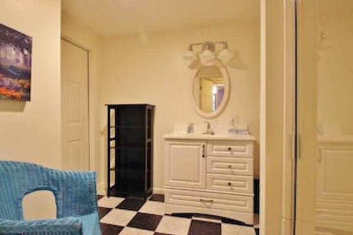 12 Morris 4 2 Bedroom Condo - thumb 2