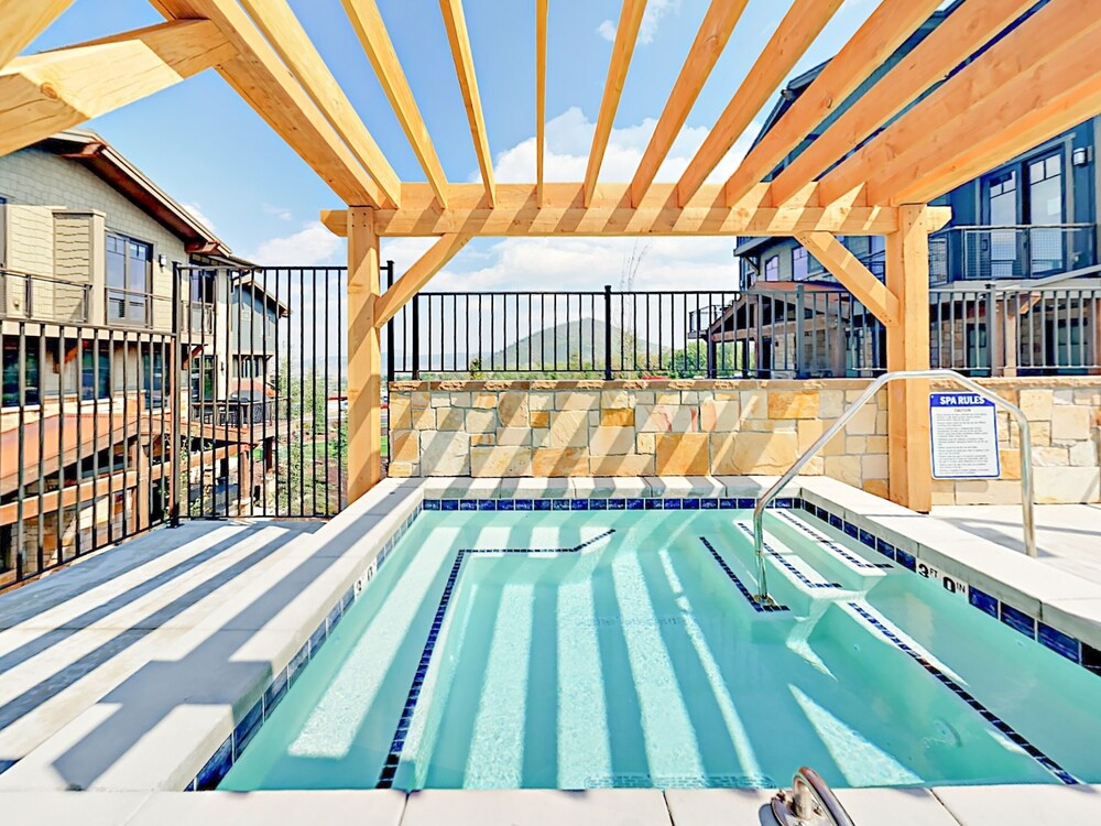 New Listing! Blackstone All Suite W / Pool & Gym 2 Bedroom Condo - thumb 4