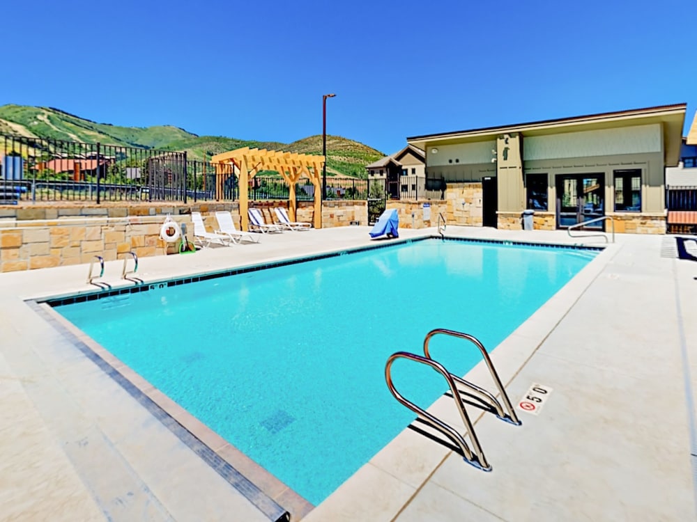 New Listing! Blackstone All Suite W / Pool & Gym 2 Bedroom Condo - thumb 5